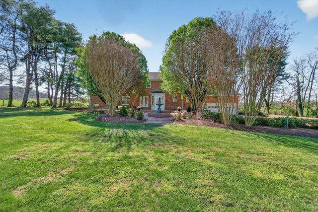 1553 N Main St, Mount Pleasant, TN 38474