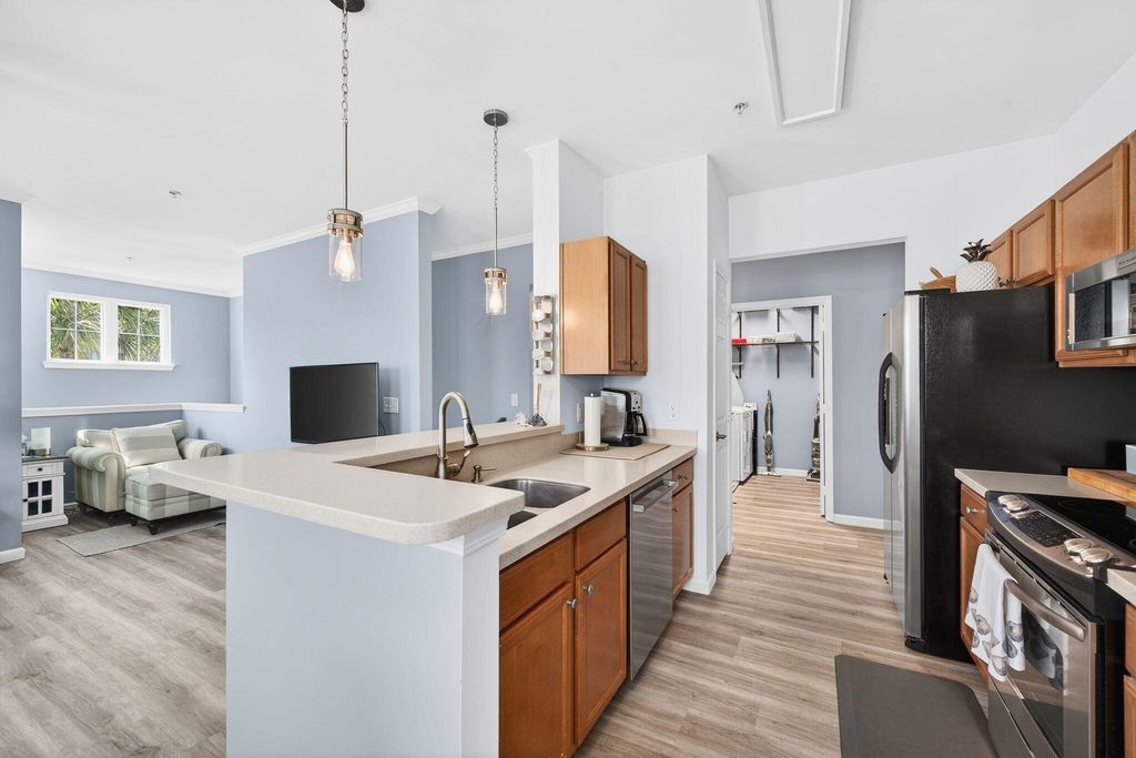 Image 7 of property listing at 1225 Blakeway Street 906, Charleston, SC 29492