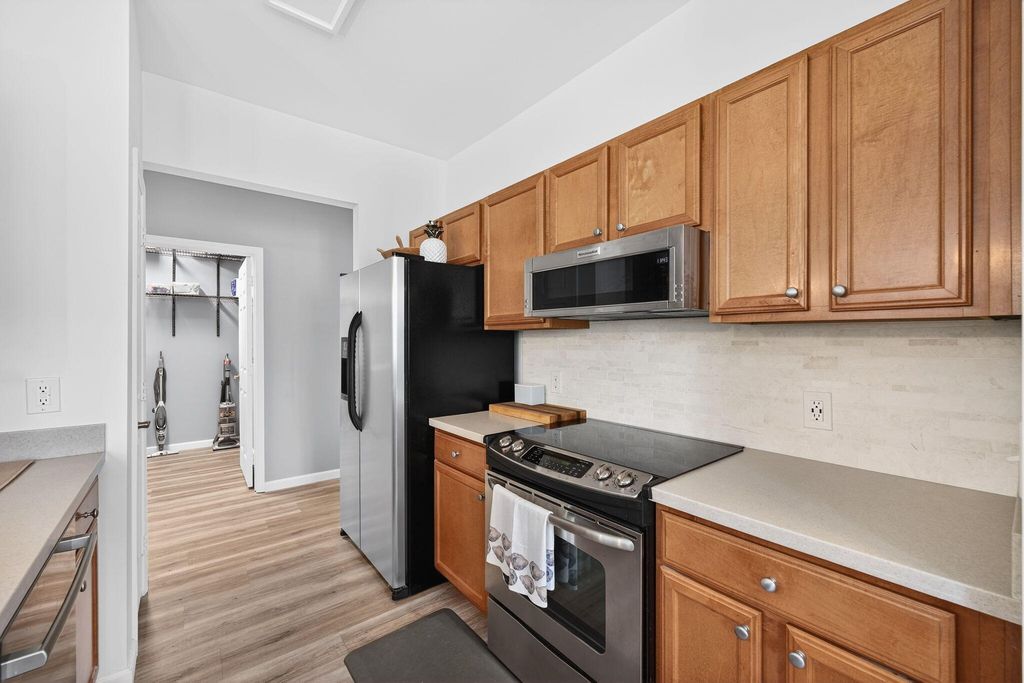 Image 8 of property listing at 1225 Blakeway Street 906, Charleston, SC 29492