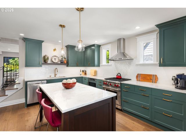 203 Sw KINGSTON Ave, Portland, OR 97205