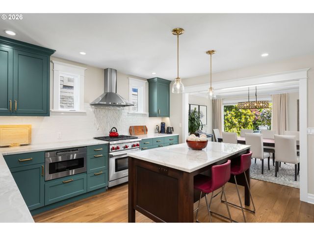 203 Sw KINGSTON Ave, Portland, OR 97205