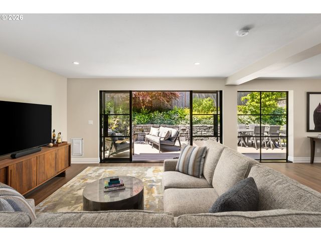203 Sw KINGSTON Ave, Portland, OR 97205