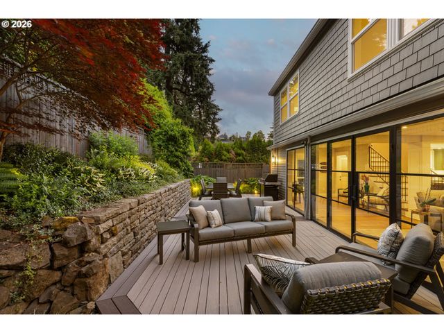 203 Sw KINGSTON Ave, Portland, OR 97205