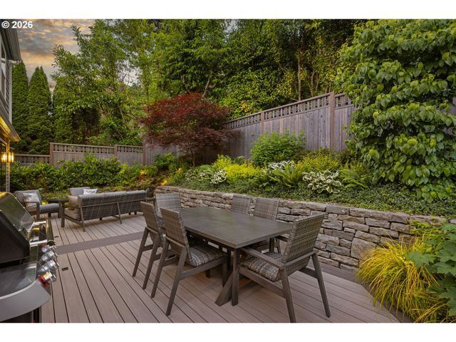 203 Sw KINGSTON Ave, Portland, OR 97205