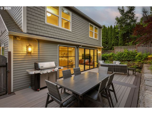 203 Sw KINGSTON Ave, Portland, OR 97205
