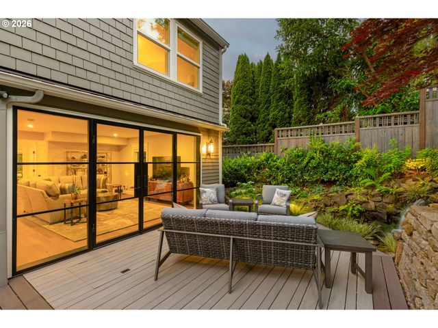 203 Sw KINGSTON Ave, Portland, OR 97205