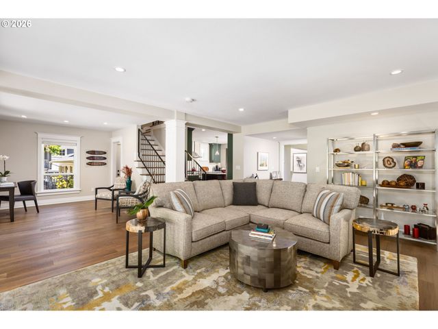 203 Sw KINGSTON Ave, Portland, OR 97205