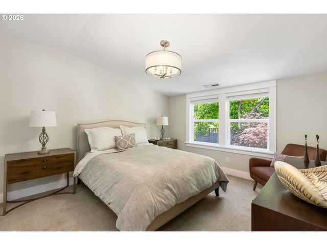 203 Sw KINGSTON Ave, Portland, OR 97205