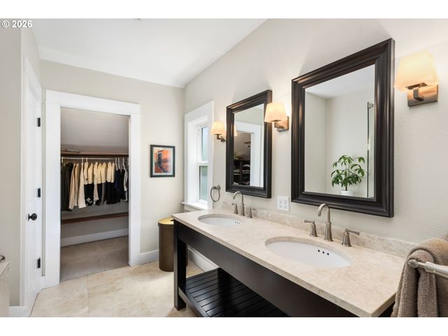 203 Sw KINGSTON Ave, Portland, OR 97205