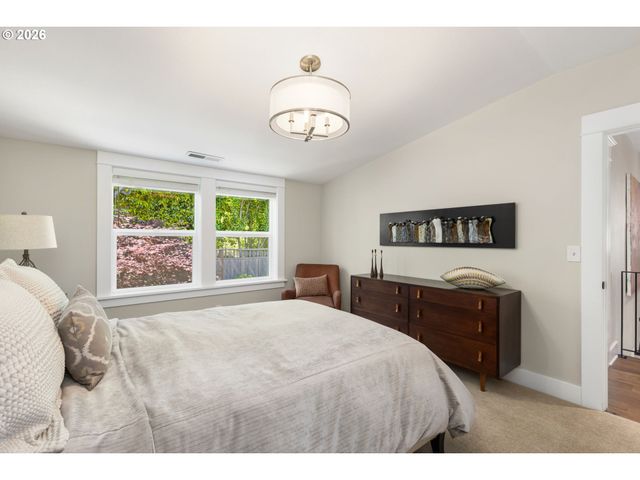 203 Sw KINGSTON Ave, Portland, OR 97205
