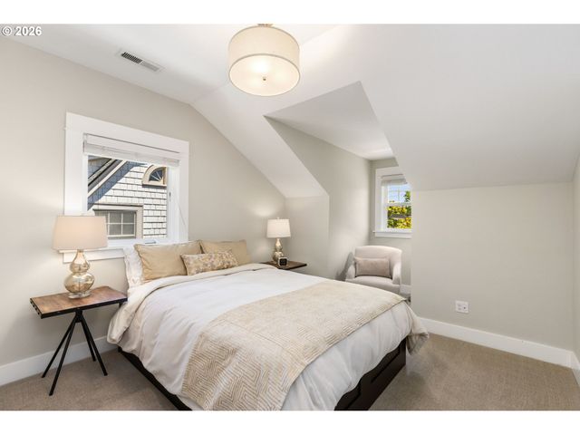 203 Sw KINGSTON Ave, Portland, OR 97205