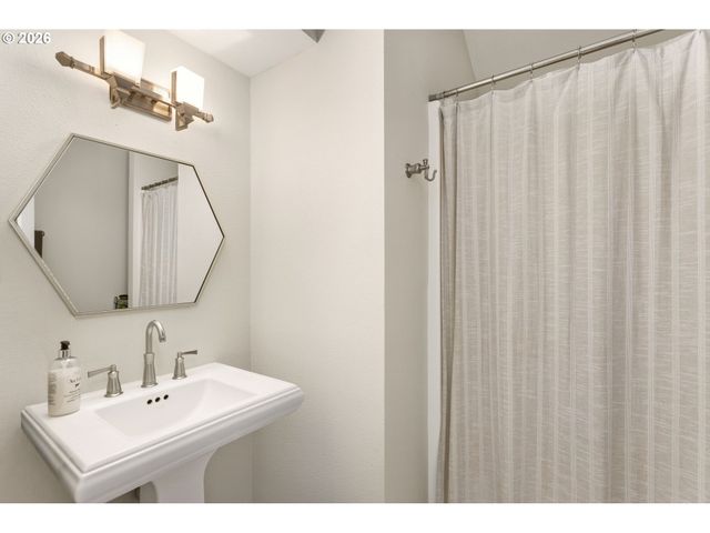203 Sw KINGSTON Ave, Portland, OR 97205