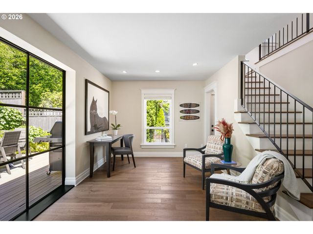 203 Sw KINGSTON Ave, Portland, OR 97205