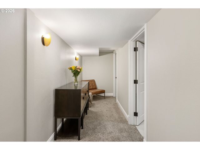 203 Sw KINGSTON Ave, Portland, OR 97205