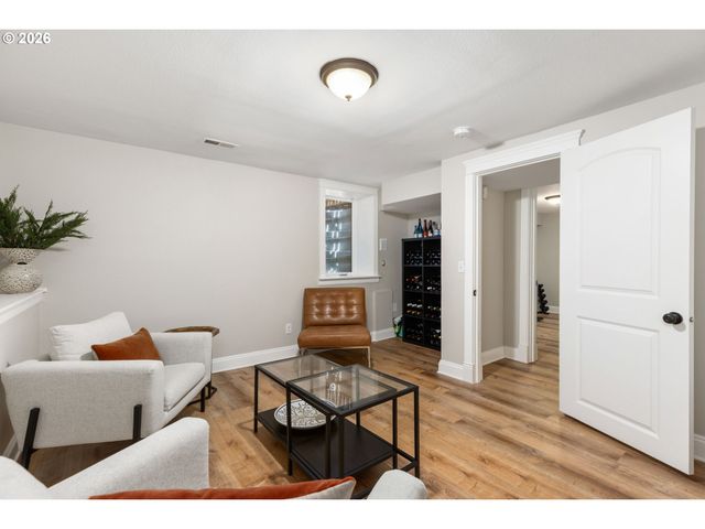 203 Sw KINGSTON Ave, Portland, OR 97205