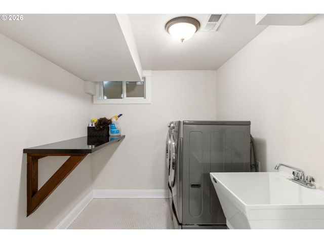 203 Sw KINGSTON Ave, Portland, OR 97205