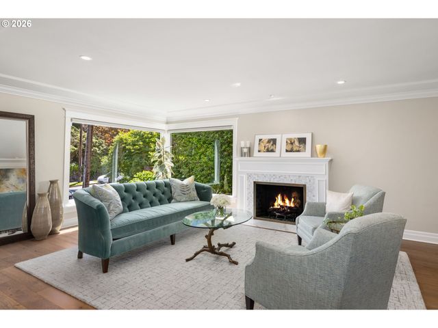 203 Sw KINGSTON Ave, Portland, OR 97205