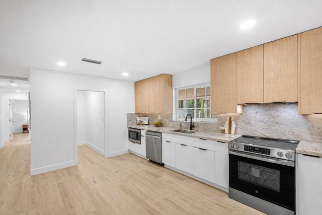 718 SW 27th Place, Boynton Beach, FL 33435