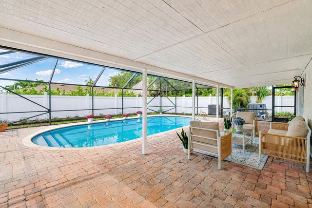 718 SW 27th Place, Boynton Beach, FL 33435