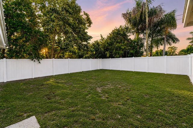 718 SW 27th Place, Boynton Beach, FL 33435