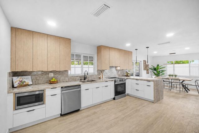 718 SW 27th Place, Boynton Beach, FL 33435