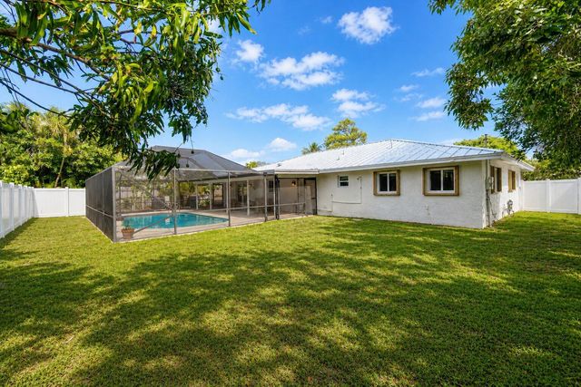 718 SW 27th Place, Boynton Beach, FL 33435