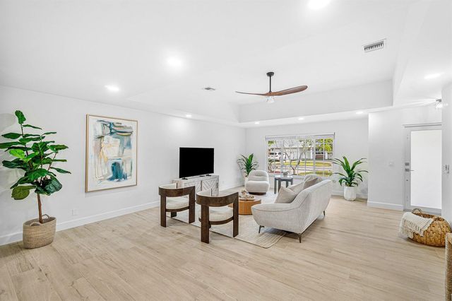 718 SW 27th Place, Boynton Beach, FL 33435