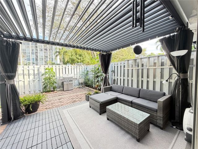 934 NE 27th Ave, Hallandale Beach, FL 33009