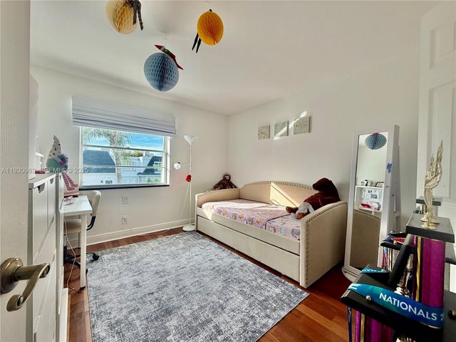 934 NE 27th Ave, Hallandale Beach, FL 33009