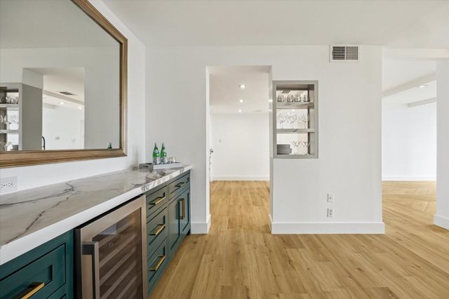 5001 Woodway Drive Drive 1806, Houston, TX 77056