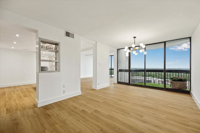 5001 Woodway Drive Drive 1806, Houston, TX 77056