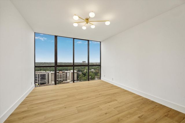 5001 Woodway Drive Drive 1806, Houston, TX 77056