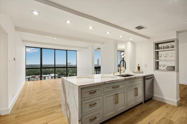 5001 Woodway Drive Drive 1806, Houston, TX 77056