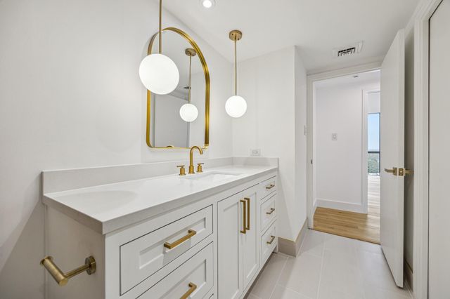 5001 Woodway Drive Drive 1806, Houston, TX 77056