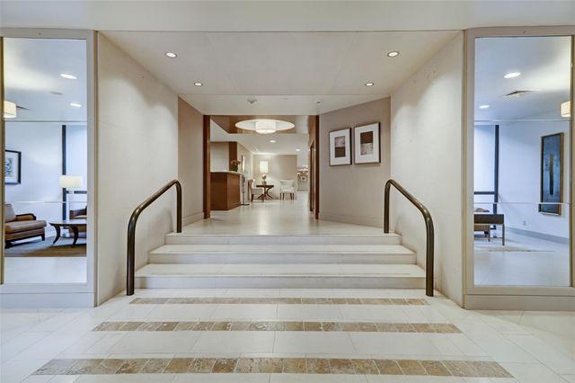 5001 Woodway Drive Drive 1806, Houston, TX 77056