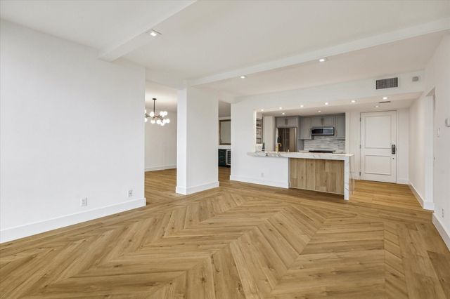 5001 Woodway Drive Drive 1806, Houston, TX 77056