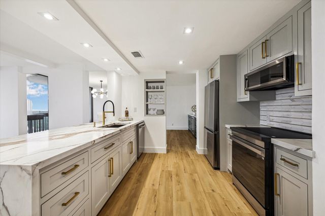 5001 Woodway Drive Drive 1806, Houston, TX 77056