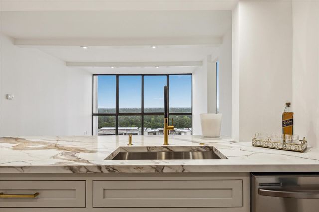 5001 Woodway Drive Drive 1806, Houston, TX 77056