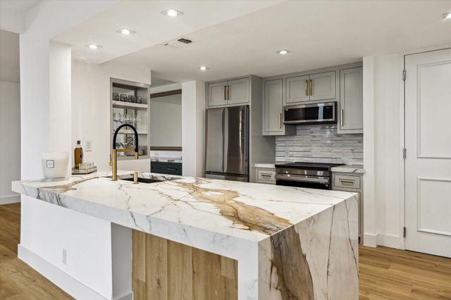 5001 Woodway Drive Drive 1806, Houston, TX 77056