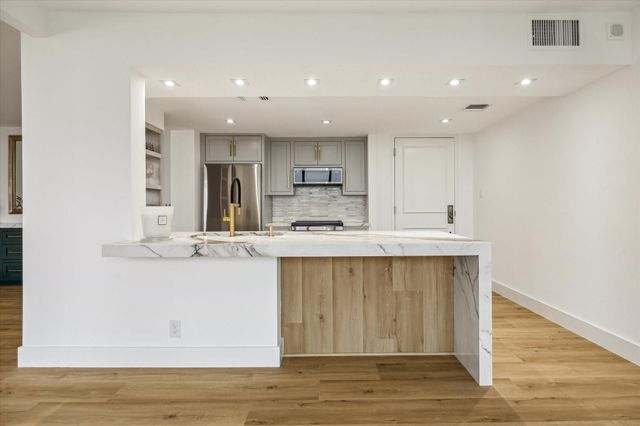 5001 Woodway Drive Drive 1806, Houston, TX 77056