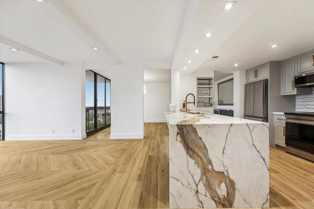 5001 Woodway Drive Drive 1806, Houston, TX 77056