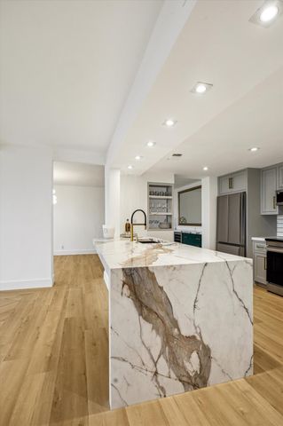 5001 Woodway Drive Drive 1806, Houston, TX 77056