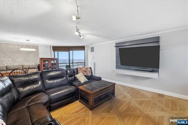 2208 Harmon Cove Tower, Secaucus, NJ 07094