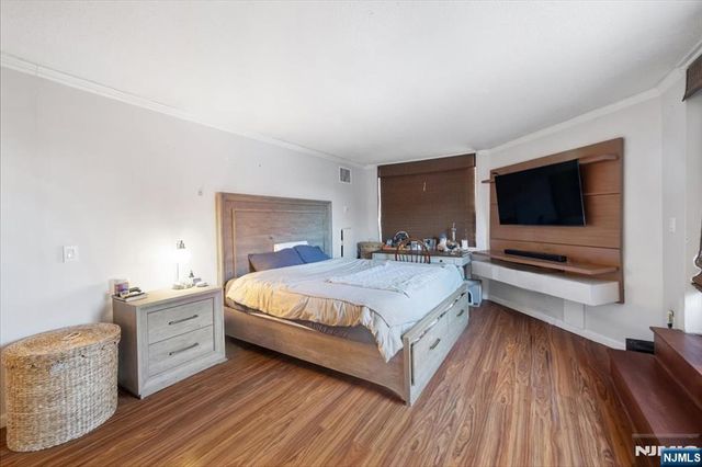 2208 Harmon Cove Tower, Secaucus, NJ 07094