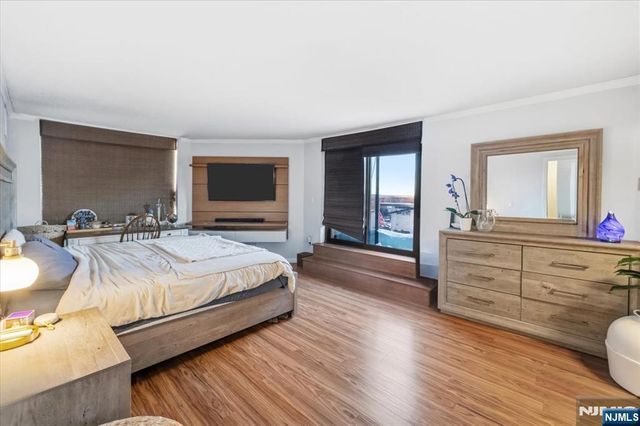 2208 Harmon Cove Tower, Secaucus, NJ 07094