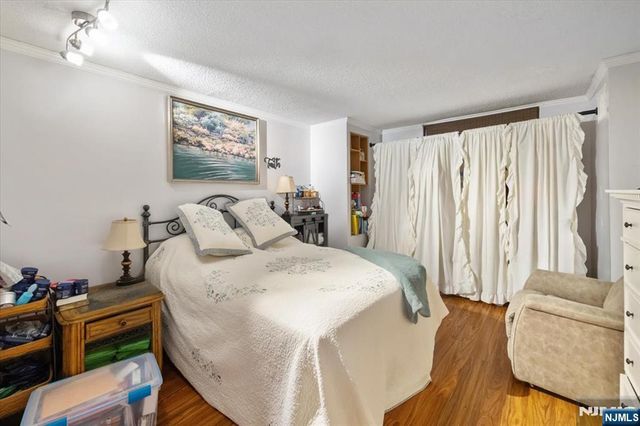 2208 Harmon Cove Tower, Secaucus, NJ 07094