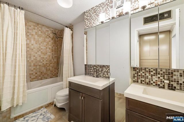 2208 Harmon Cove Tower, Secaucus, NJ 07094