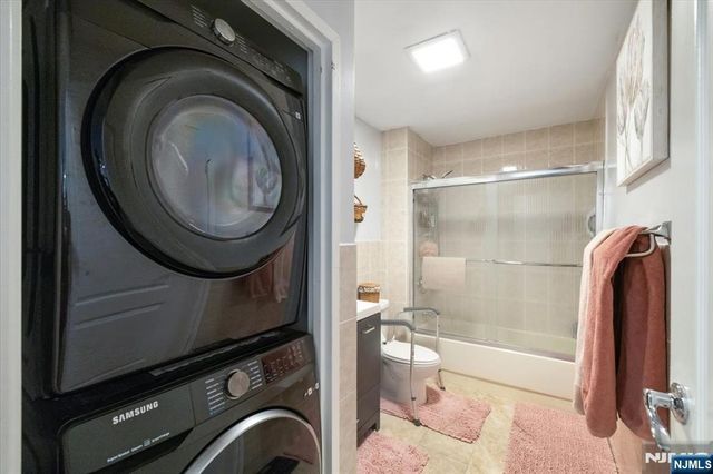 2208 Harmon Cove Tower, Secaucus, NJ 07094