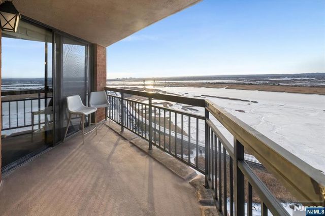 2208 Harmon Cove Tower, Secaucus, NJ 07094