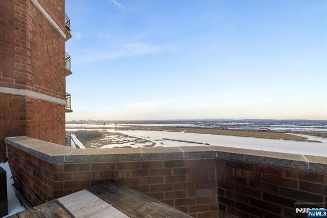 2208 Harmon Cove Tower, Secaucus, NJ 07094